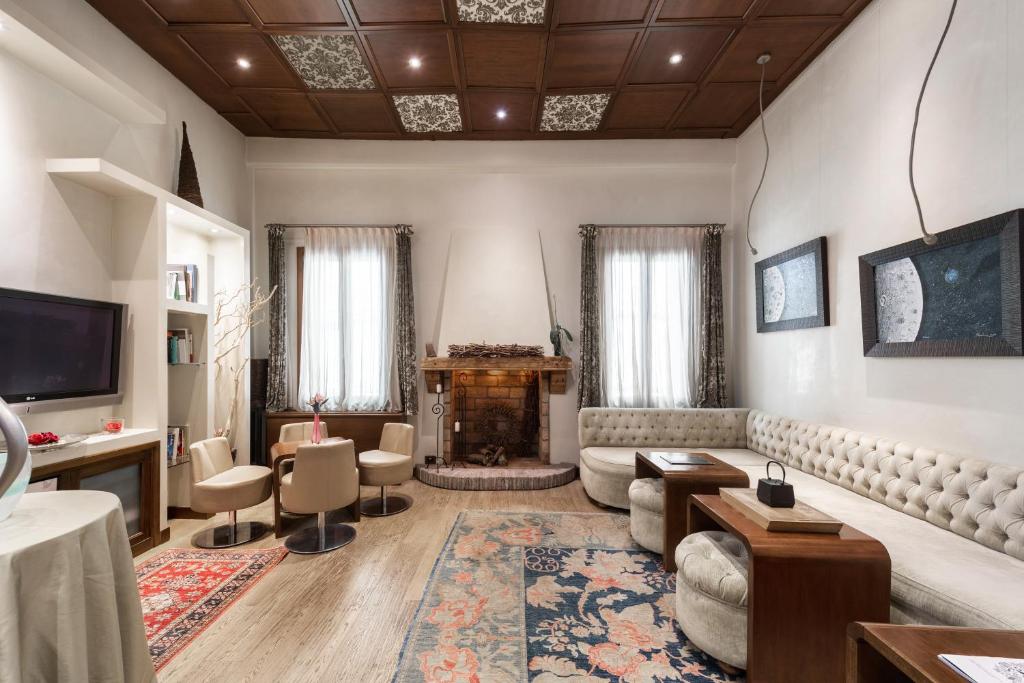 威尼斯阿巴西亚德豪华酒店的带沙发和壁炉的客厅