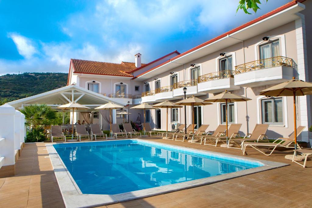 利贾Caretta - Caretta Hotel的一座设有游泳池、椅子和遮阳伞的酒店