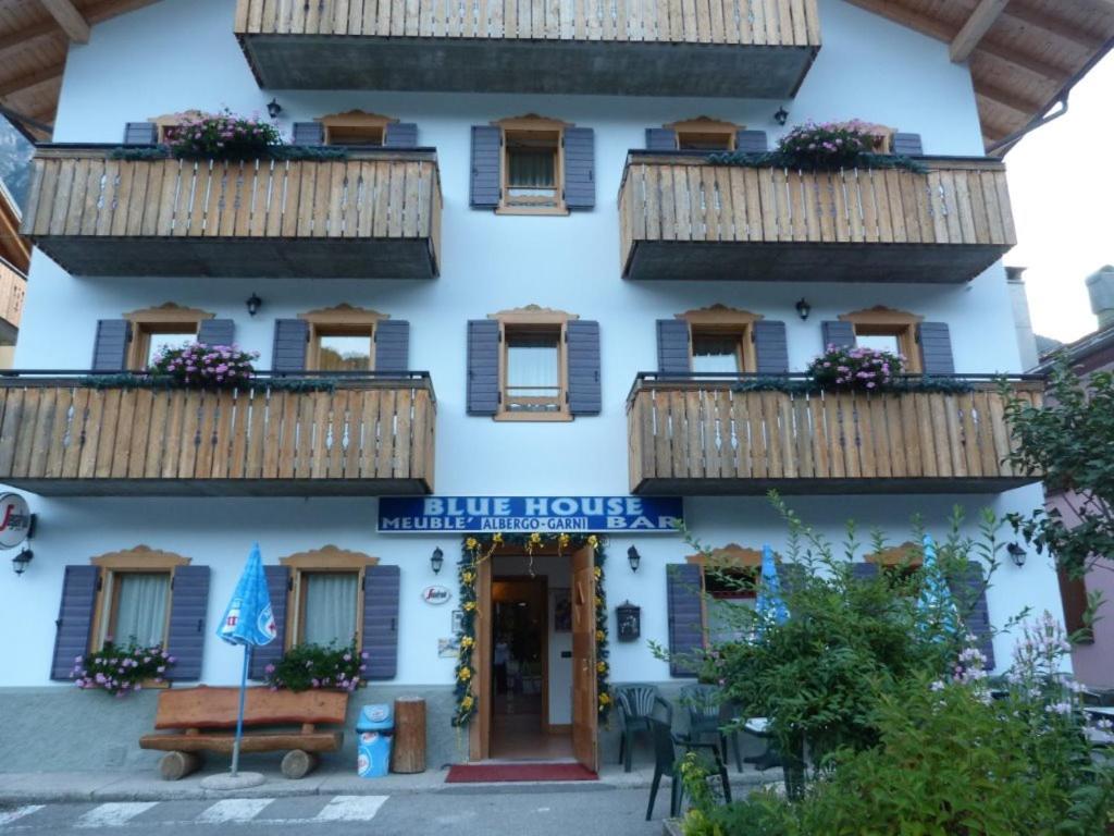 奥伦佐卡多利穆布雷蓝屋住宿加早餐旅馆的拥有蓝色窗户和木制阳台的建筑