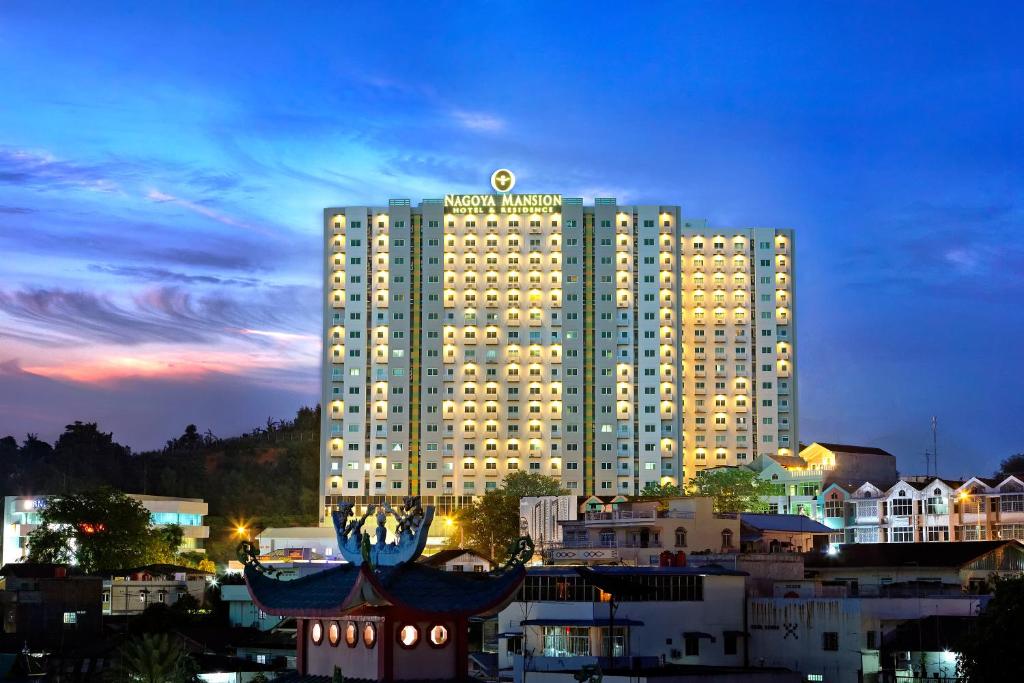 名古屋名古屋公寓式酒店的一座大型酒店建筑,有照明
