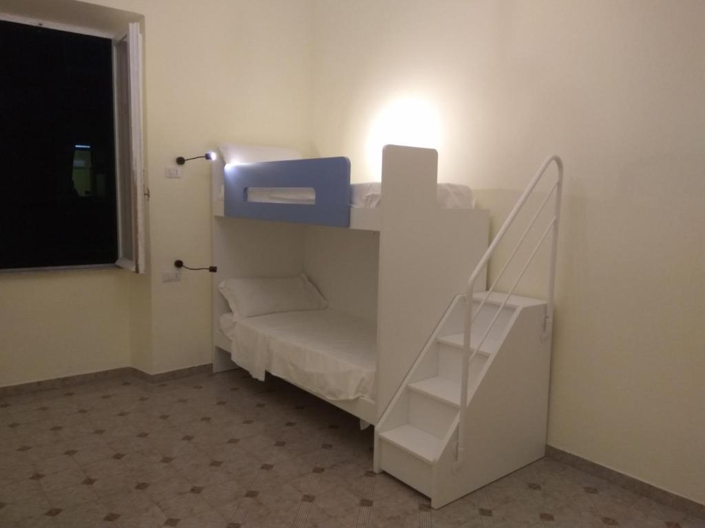 罗马AFFITTACAMERE ROMANSTYLE的客房内的双层床,设有楼梯