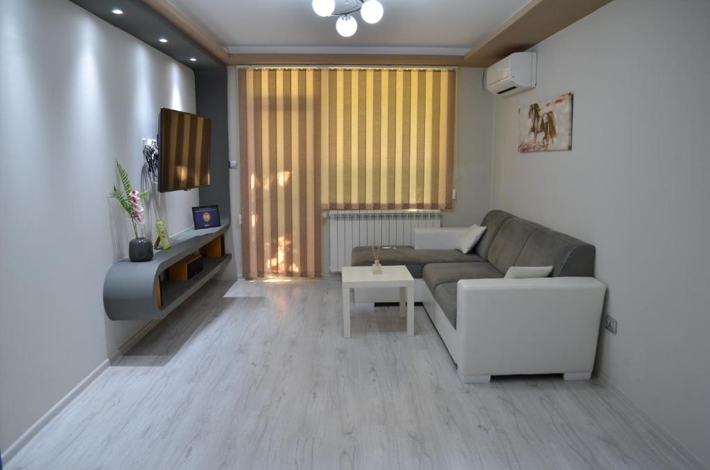 特尔戈维什特Luxury Apartment near Varna, located in Targovishte的客厅配有沙发和桌子