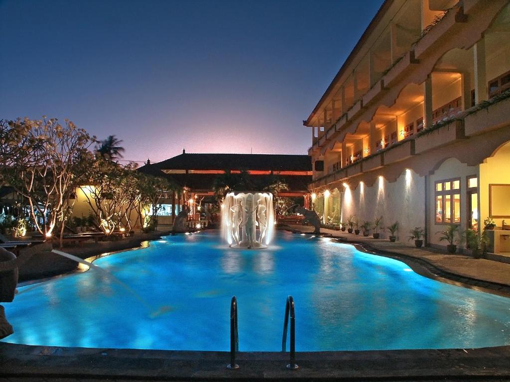 库塔菲布瑞温泉酒店的一座大楼前的游泳池,带喷泉