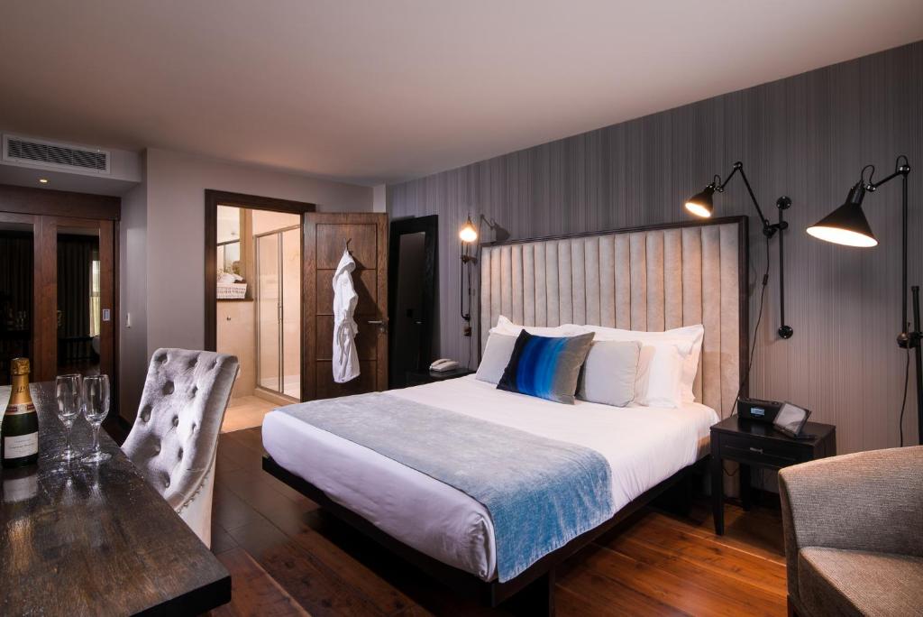 巴纳特尔福酒店的卧室配有1张床、1张桌子和1把椅子