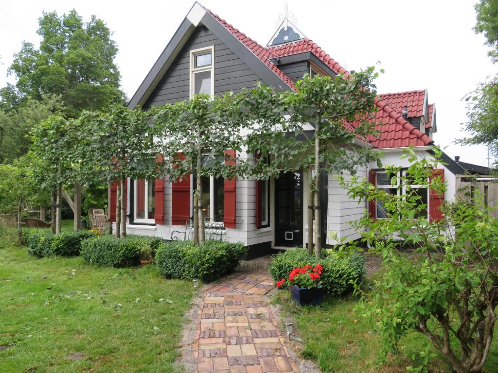 GorredijkB&B Singelstate的一座红屋顶和砖砌通道的房子