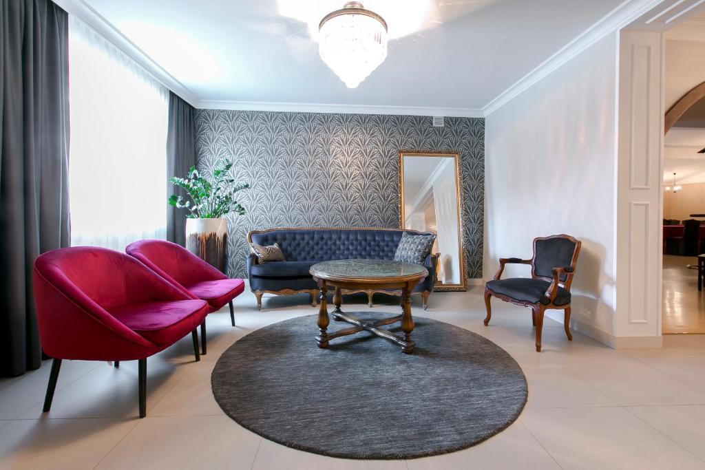 BystraPod Lipami的客厅配有沙发和桌椅