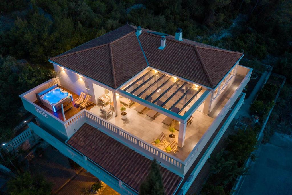 斯拉汀Secret Escape Penthouse的享有带游泳池的房屋的空中景致