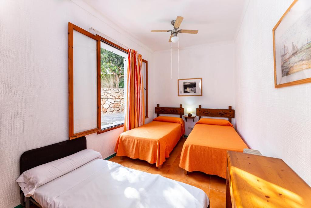 克罗姆港圣弗朗西斯住宅旅馆的一间客房配有两张床和一张沙发