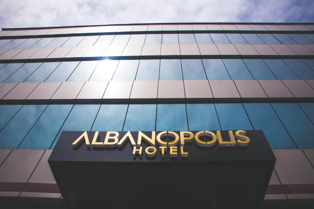 地拉那Albanopolis Hotel的建筑物一侧的标志