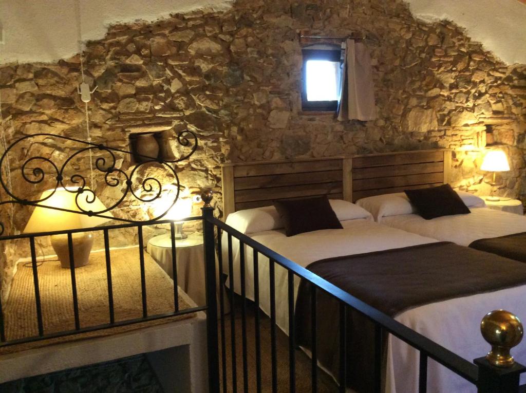 法尔塞特La Caseta Vella的石墙客房的两张床