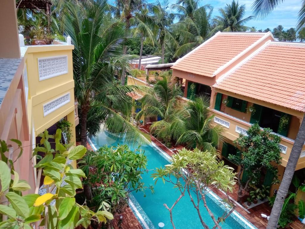 美奈MiNhon Hotel Muine的享有带游泳池的度假村的空中景致