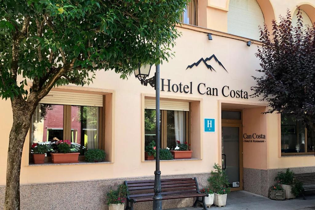 厄尔·彭特·德·苏尔特Hotel Costa的大楼一侧的酒店卡萨标志