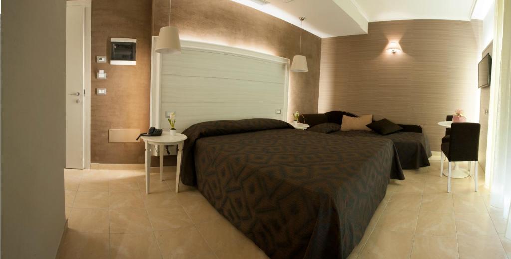 圣乔瓦尼·罗通多菲尼酒店的一间卧室配有一张大床和一张小桌子