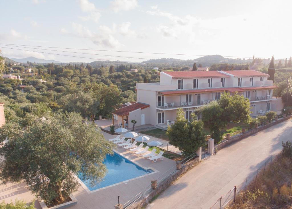 古维亚Luca Mare的享有带游泳池的房屋的空中景致