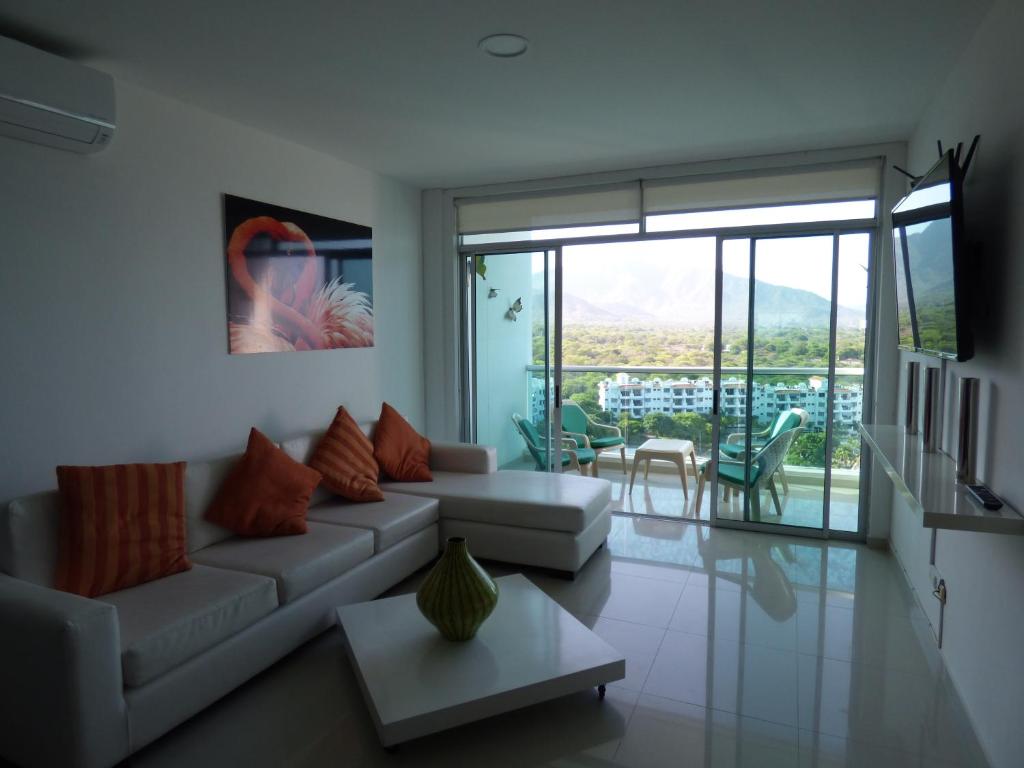 圣玛尔塔Costa Azul Suites 906的客厅配有沙发和桌子