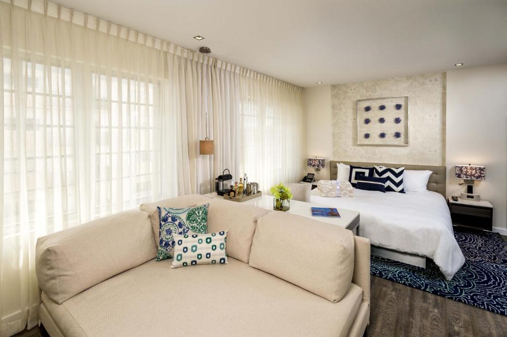 迈阿密海滩马林酒店的客厅配有沙发和1张床