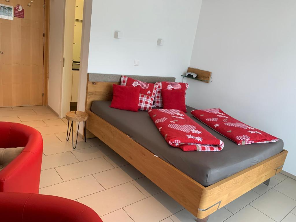 Vella乌斯特利亚/特鲁格旅馆的一张床上的红色枕头