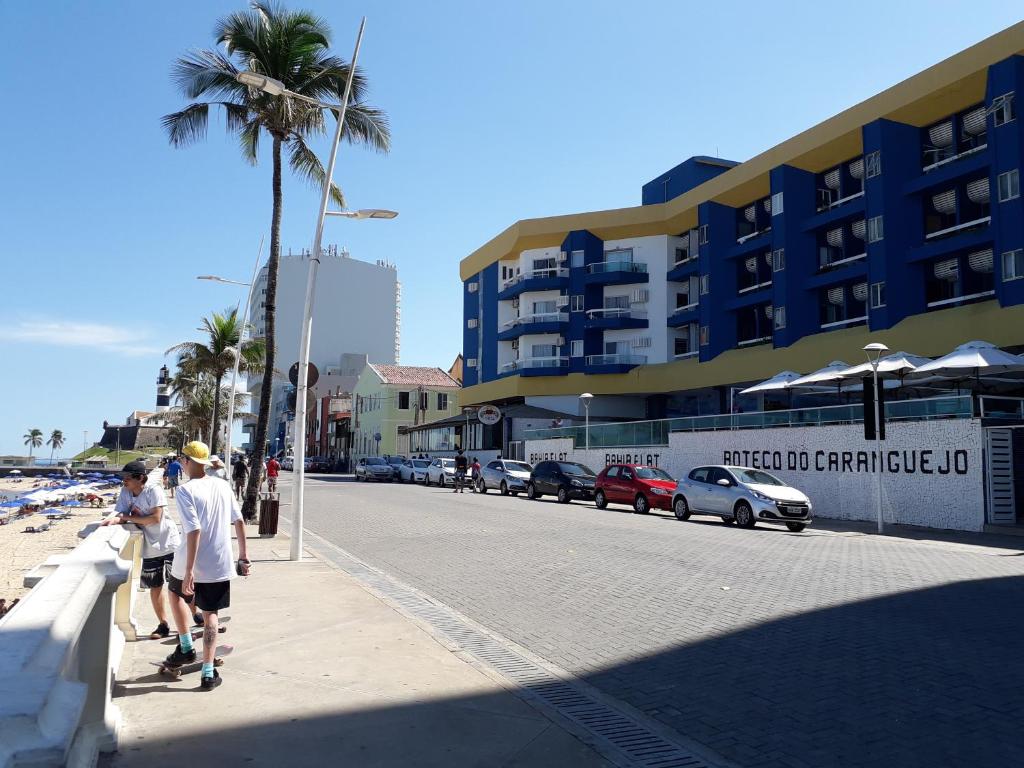 萨尔瓦多Bahia Flat的一群人沿着建筑旁边的人行道走
