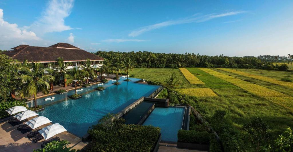 马焦茹达Alila Diwa Goa - A Hyatt Brand的享有带游泳池的度假村的空中景致