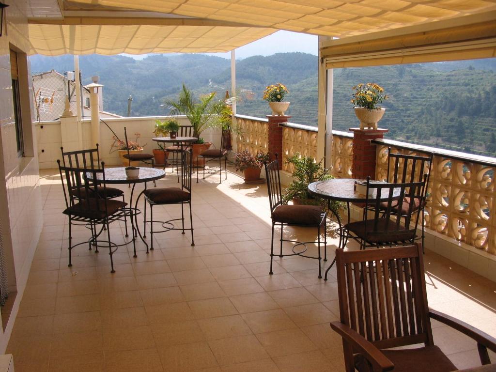 SellaVilla Pico的设有一个配有桌椅的阳台,享有美景。