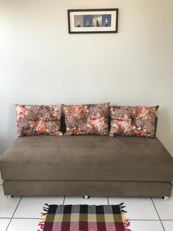 贝洛奥里藏特Apto Floramar的客厅配有带2个枕头的沙发