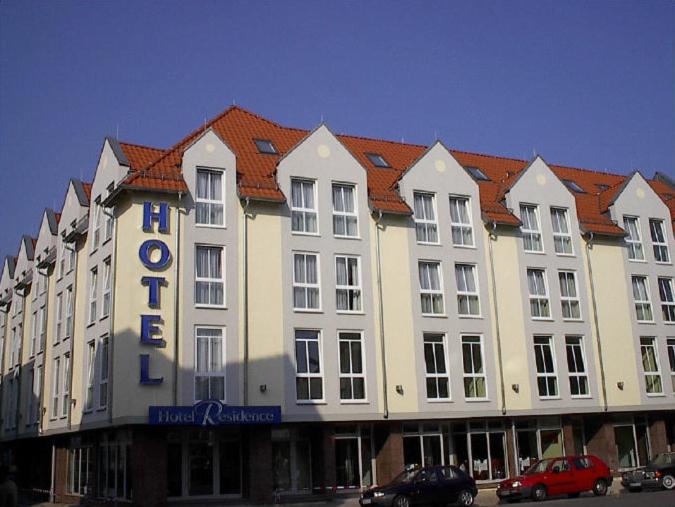 美茵河畔哈瑙住宅酒店的前面有标志的大建筑