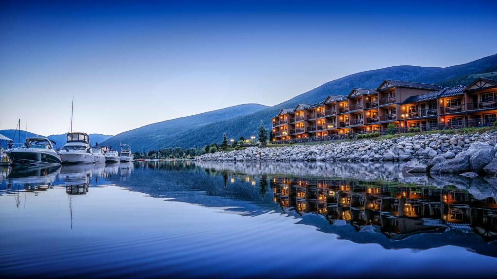 尼尔逊Prestige Lakeside Resort, WorldHotels Elite的河里有楼房和船在水里