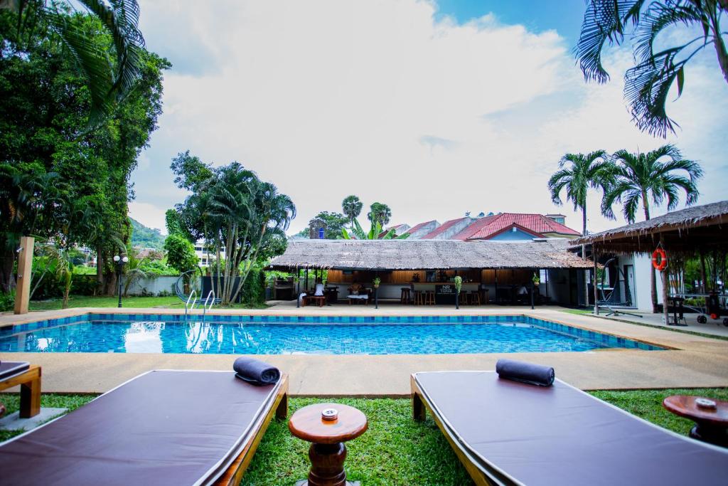 芭东海滩NR Nanai Patong的房屋前设有2张乒乓球桌的游泳池