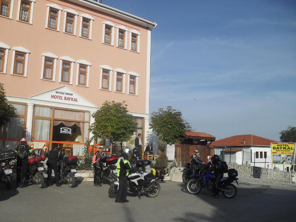 Bogazkale巴伊卡尔酒店的停在大楼前的一组摩托车