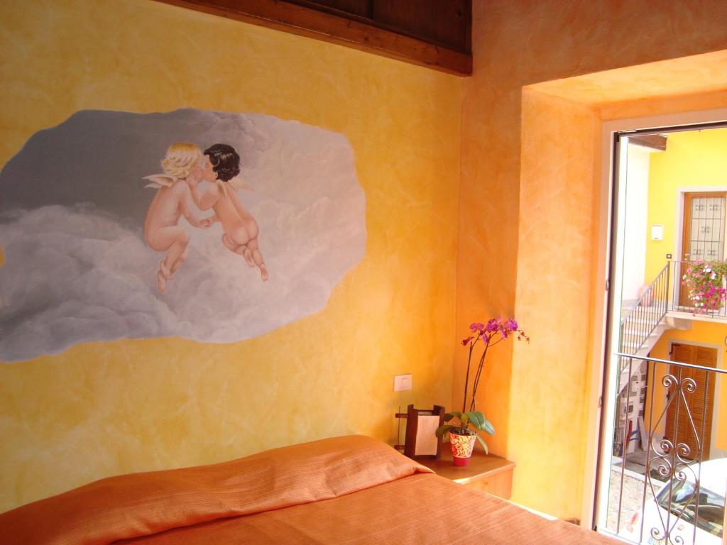 韦尔巴尼亚派斯蒂欧罗尔酒店的卧室墙上有两幅女孩画