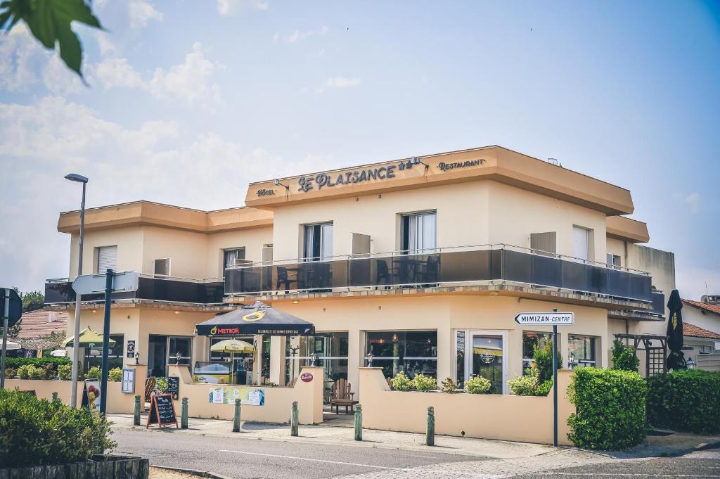 米尼赞海滩皮亚琴察酒店的前面有一间餐厅的建筑