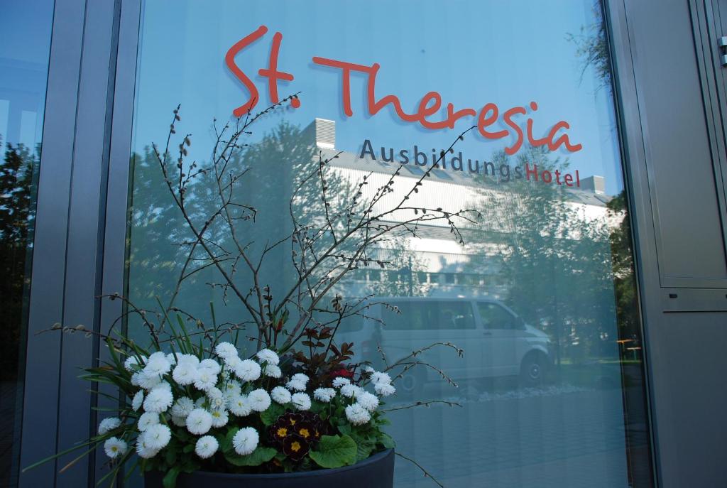 慕尼黑Ausbildungshotel St. Theresia的花瓶装商店的窗户