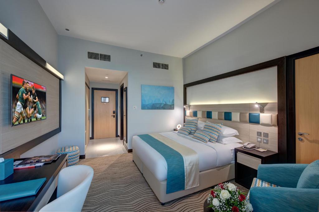 迪拜City Avenue Hotel的酒店客房设有床和客厅。
