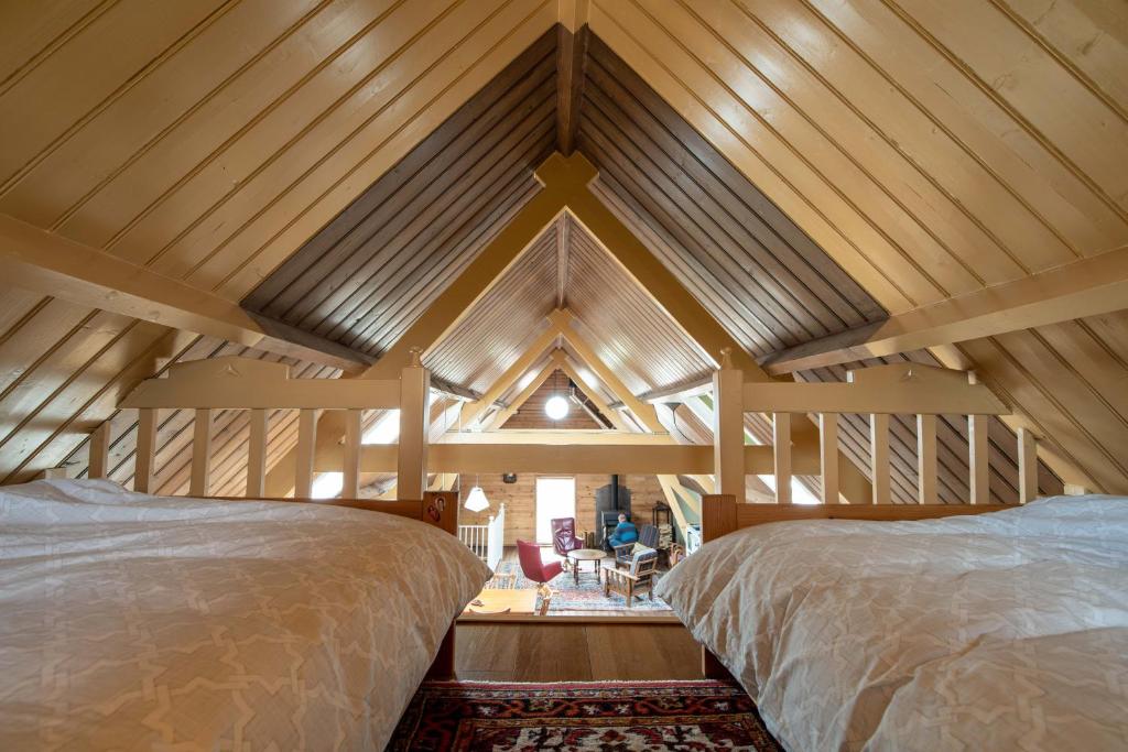 Kloosterzandebnb De Loft的配有木天花板的客房设有两张床。
