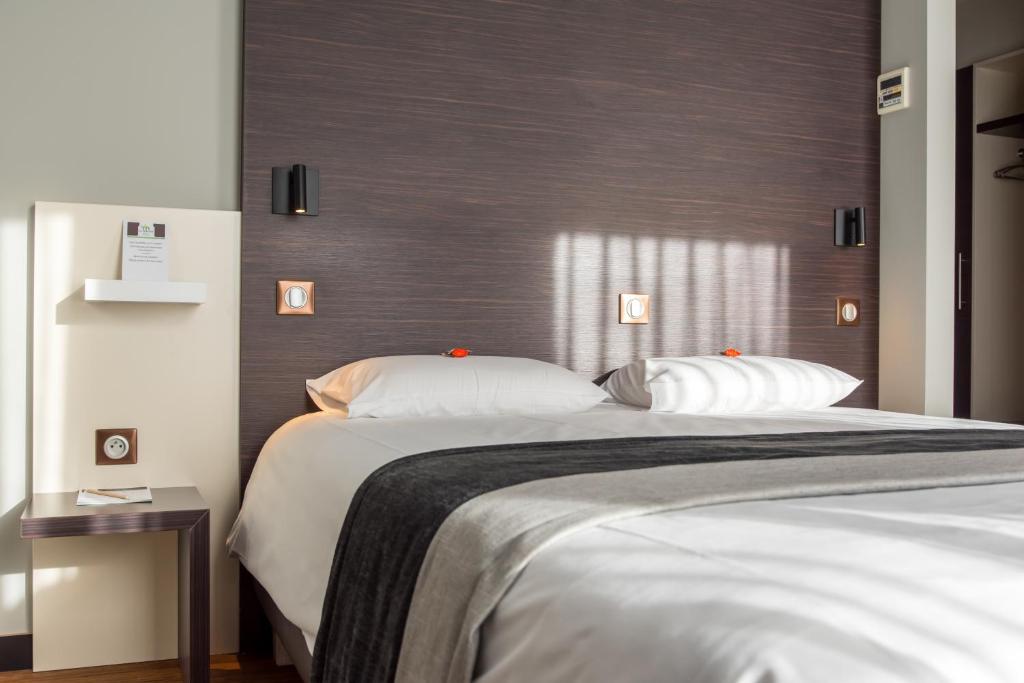 巴斯托涅乐梅尔森尼汽车旅馆的一间卧室配有一张大床和两个枕头
