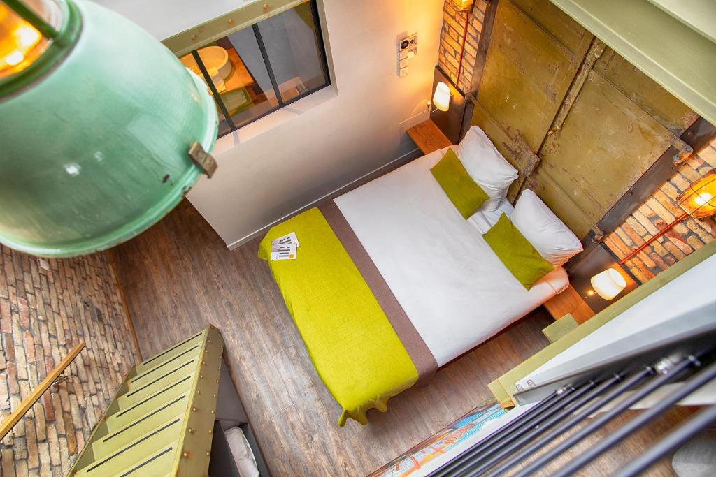 韦斯特博克阿伯迪外斯特博施特酒店的享有酒店客房的上方景致,配有一张床