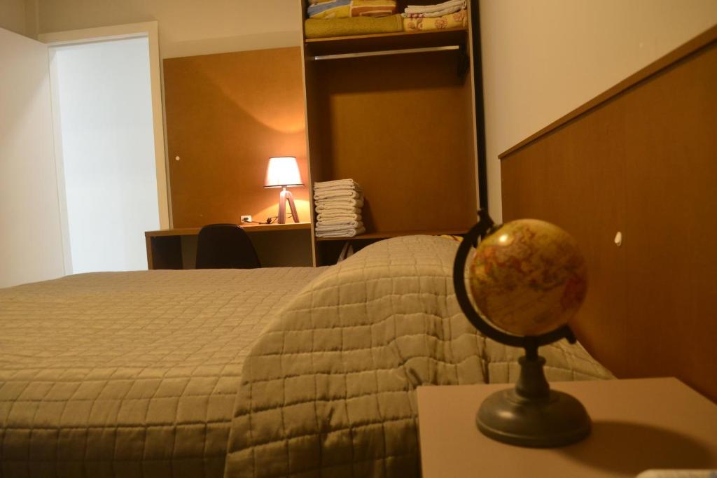 巴拉奈里奥-坎布里乌CASA PRAIA A 600m DO MAR的酒店客房,配有床和桌子上的球盘