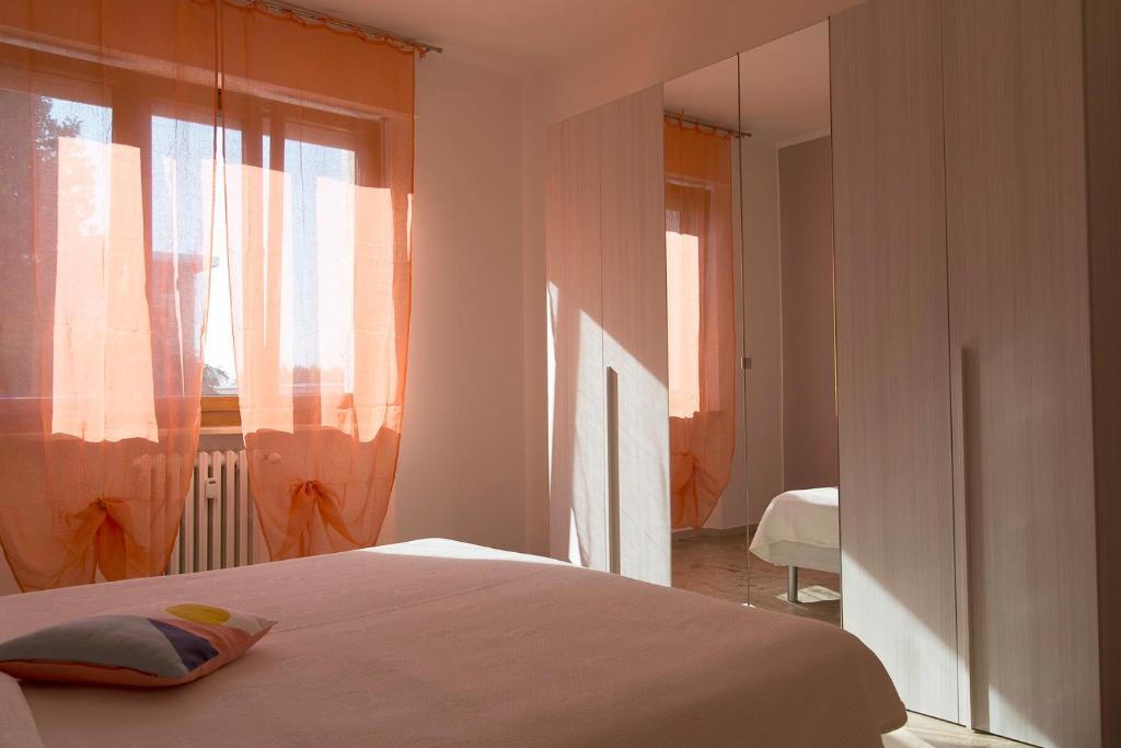 亚历山德里亚Grande Bilocale的一间卧室设有一张床和一个大窗户