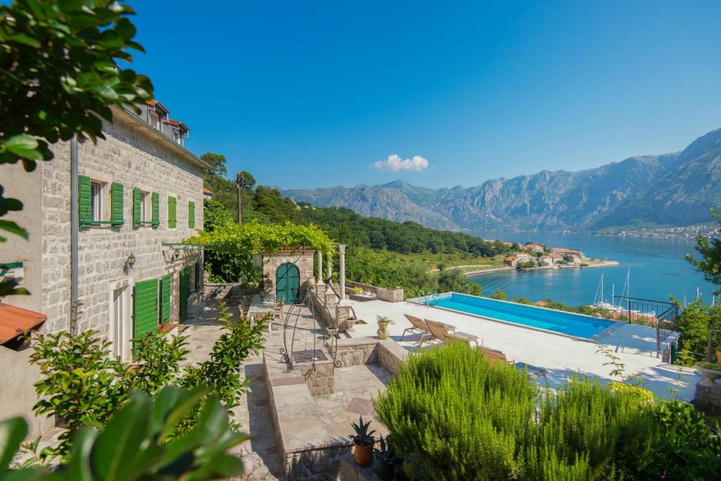 科托尔Villa Casa Nostra - Kotor的享有水景和山景的度假屋