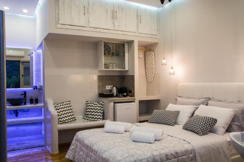 纳夫普利翁Nature's Guesthouse Luxury Nafplio的一间卧室配有一张大床和枕头