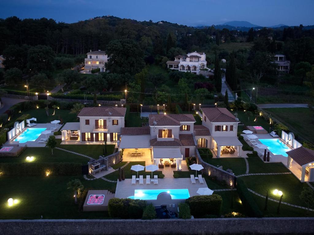 达西亚S & O Villas Corfu的夜空景大厦