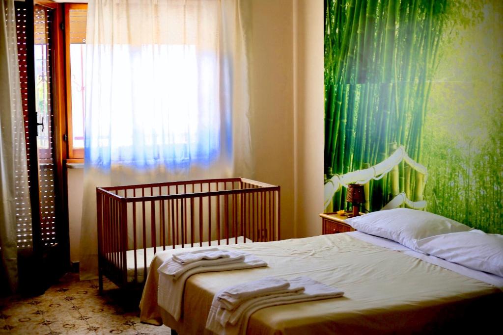钱皮诺LA CASA DELL'ORSO的一间卧室配有一张带绿色墙壁的床