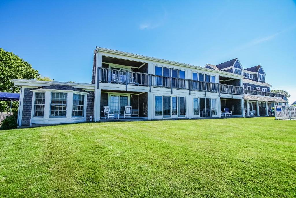 法尔茅斯Beachside Village Resort, a VRI resort的前面有大草坪的大房子