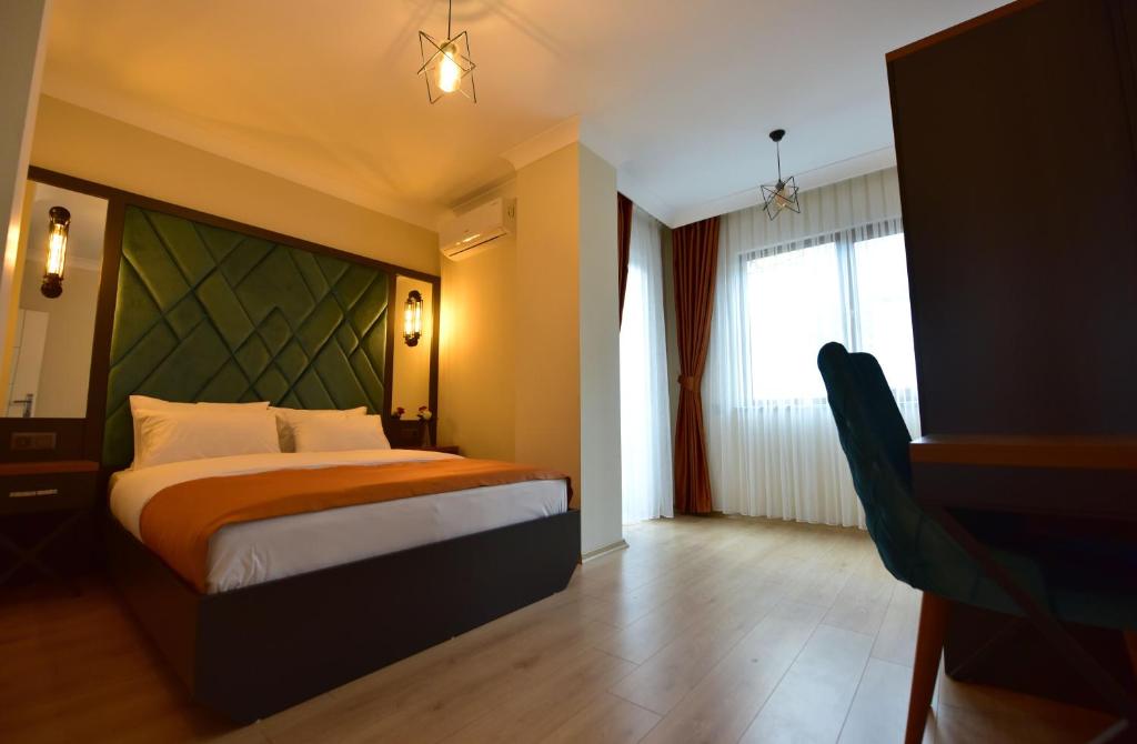 特拉布宗İnanlar Airport Residence的酒店客房设有床和窗户。