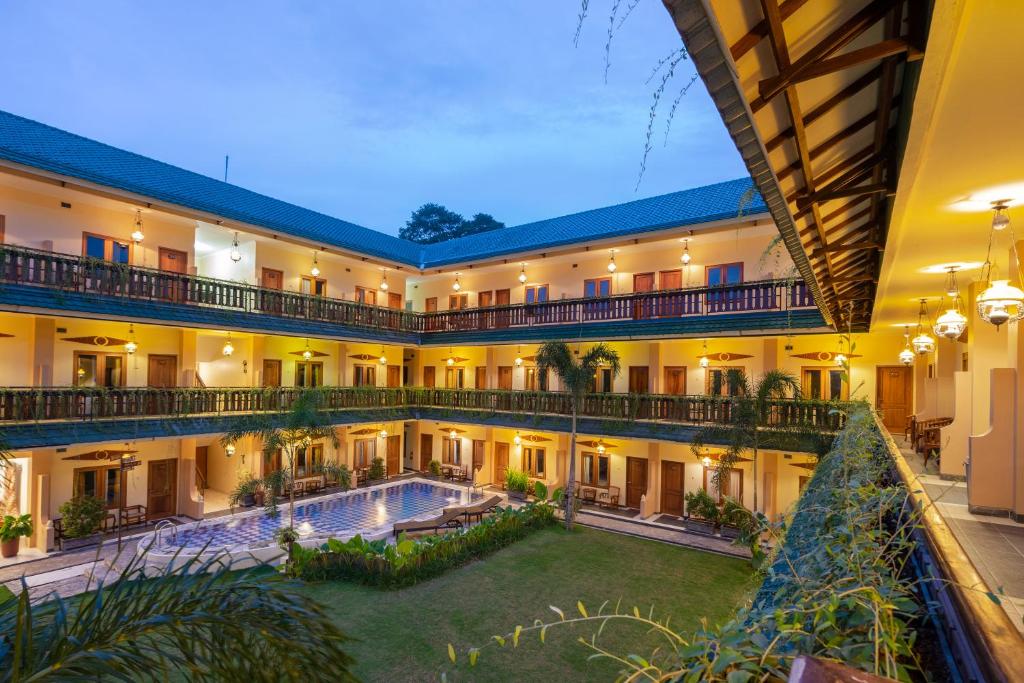 日惹Diana Hotel Jogja的酒店庭院的图片