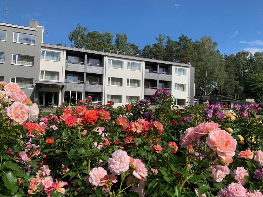 拉脱维亚Pine Resort的公寓大楼前方有鲜花