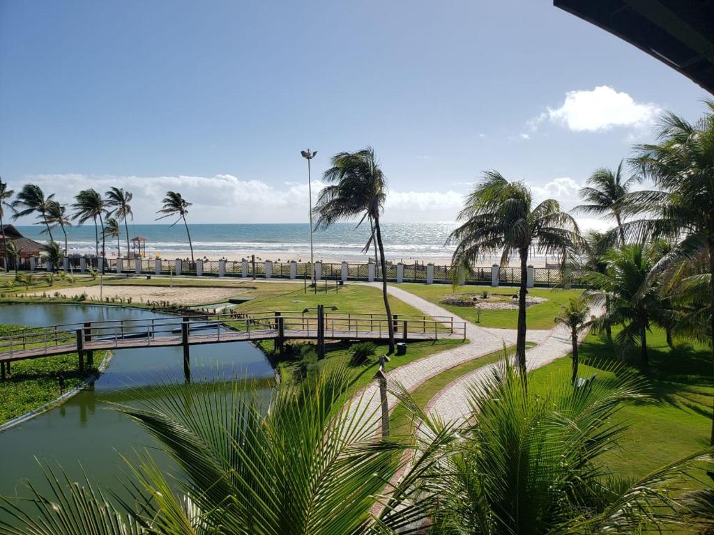 阿奎拉兹Aquaville Resort的从度假村的阳台上可欣赏到海滩景色