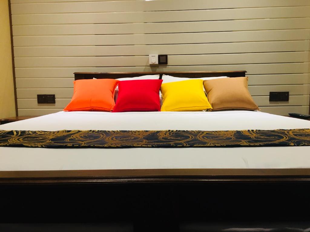 康提森林景观别墅 - No: 50/17的床上有四个不同的颜色枕头