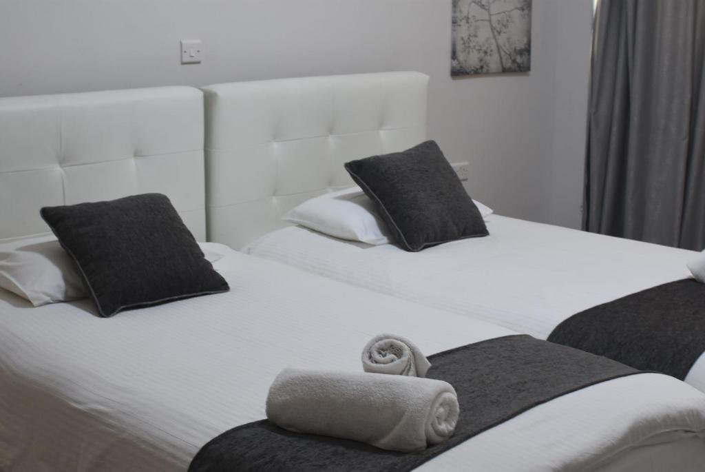 拉纳卡Rimon Cyprus Israeli Kosher Rooms的两张带黑白毛巾的床