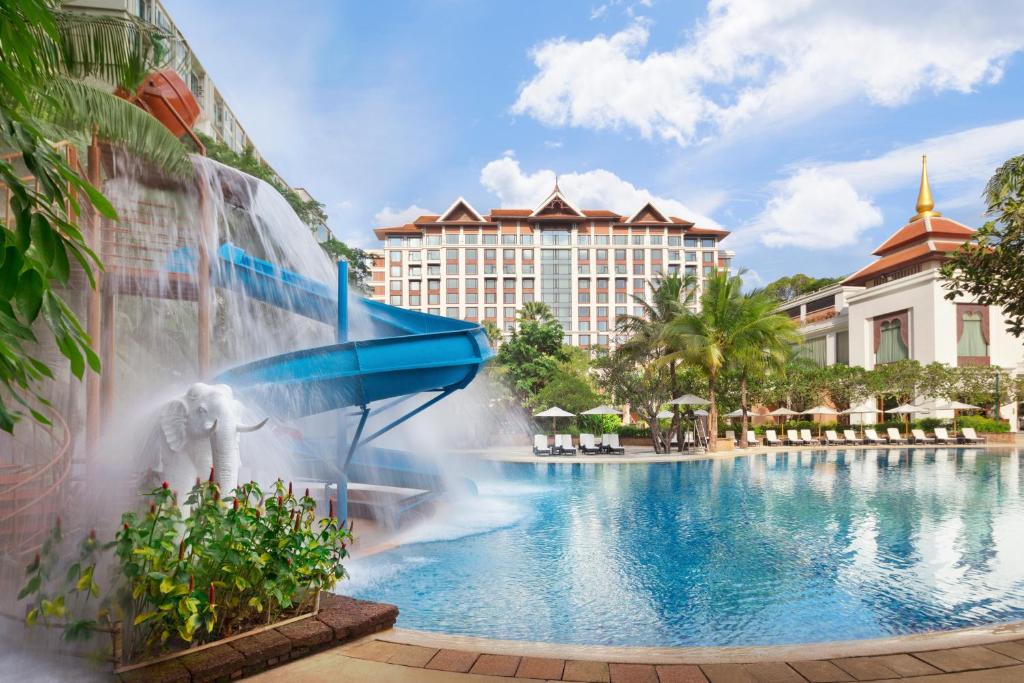 清迈Shangri-La Chiang Mai的度假村泳池前的喷泉